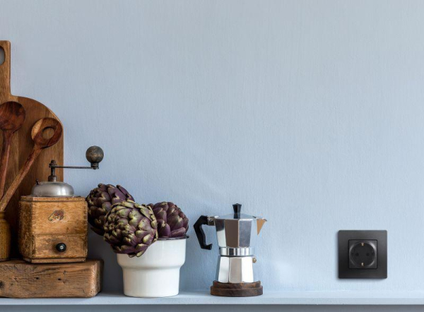 Розетка 1-м СП Etika 16А IP31 250В 2P+E с заземл. защ. шторки немецк. стандарт винтов. клеммы механизм антрацит IEK 672622