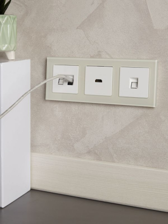 Розетка СП BRITE HDMI РHDMI-0-БрБ механизм бел. IEK BR-H10-K01