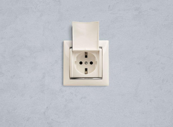 Розетка 1-м СП Valena 16А IP21 2P+E с заземл. защ. шторки с крышкой винты механизм бел. IEK 774422