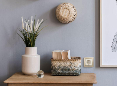 Розетка 1-м СП Valena 16А IP20 с заземл. на винтах механизм сл. кость IEK 774320