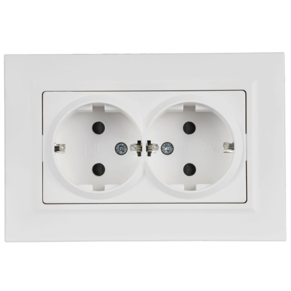 Розетка 2-м СП BRITE РСшПл12-3-БрАБ 16А в сборе с заземл. защ. шторки плоская арктич. бел. IEK BR-R28-16-K91-F
