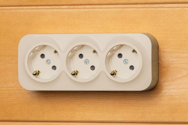 Розетка 3-м ОП Quteo 16А IP20 250В 3х2P+E с заземл. защ. шторки сл. кость IEK 782268