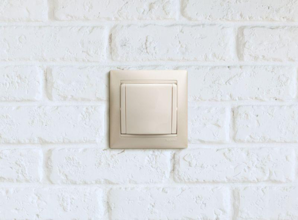 Розетка 1-м СП Valena 16А IP21 2P+E с заземл. защ. шторки с крышкой винты механизм бел. IEK 774422