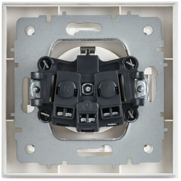 Розетка BRITE РСР14-1-0-БрАБ 16А в сборе с заземл. защ. шторки арктич. бел. IEK BR-R14-16-K91-F