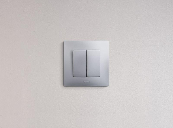 Выключатель 2-кл. СП Etika 10А IP20 250В 10AX авт. зажимы механизм алюм. IEK 672402