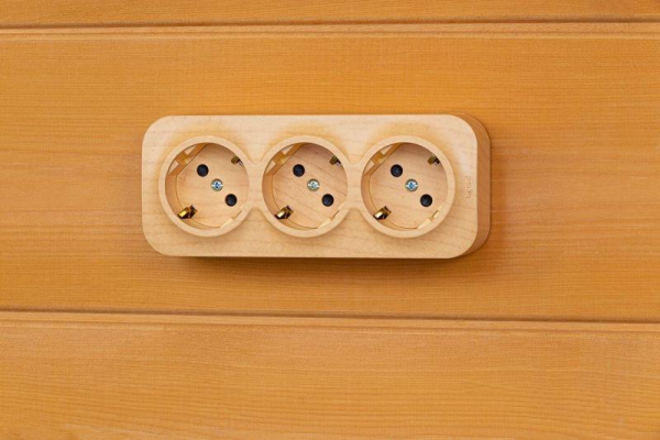 Розетка 3-м ОП Quteo 16А IP20 250В 3х2P+E с заземл. защ. шторки дерево IEK 782288