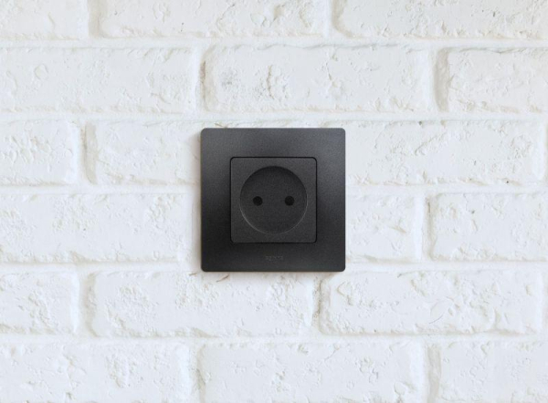 Розетка 1-м СП Etika 16А IP31 250В 2P без заземл. защ. шторки немецк. стандарт винтов. клеммы механизм антрацит IEK 672634