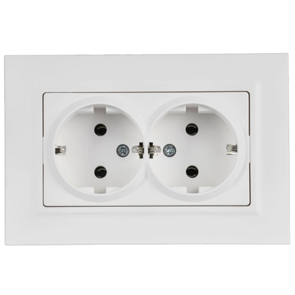 Розетка 2-м СП BRITE РСПл12-3-БрАБ 16А в сборе с заземл. без защ. шторок плоская арктич. бел. IEK BR-R27-16-K91-F