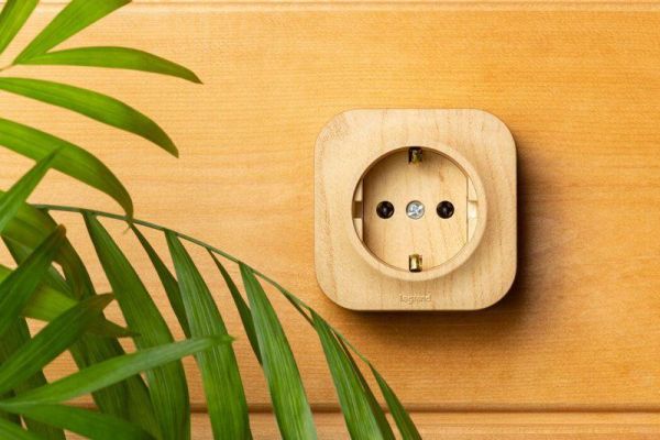 Розетка 1-м ОП Quteo 16А IP20 2P+E с заземл. без защ. шторок дерево IEK 782271
