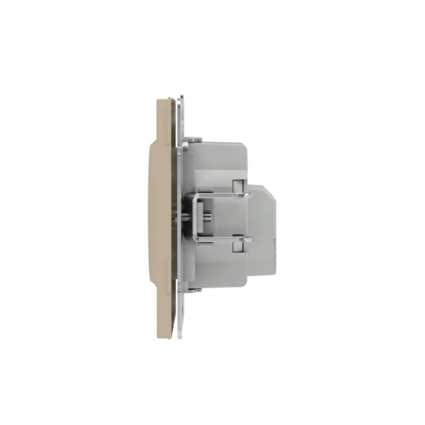 Розетка силовая KANT 2P+E защ. шторки ванильн. марципан DKC 7015003
