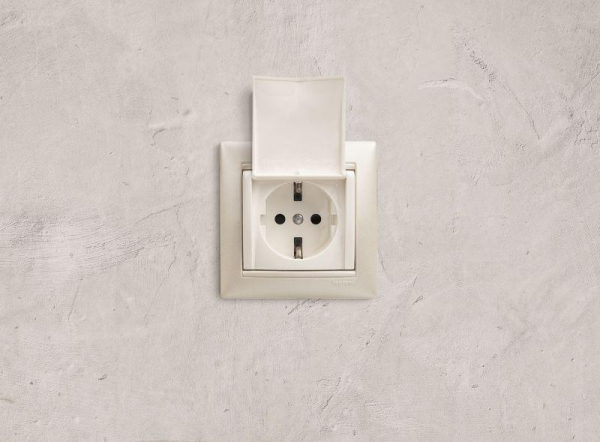 Розетка 1-м СП Valena 16А IP21 2P+E с заземл. защ. шторки с крышкой винты механизм бел. IEK 774422