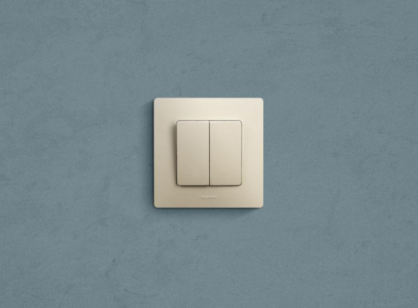 Выключатель 2-кл. СП Etika 10А IP20 250В 10AX безвинтов. зажимы механизм сл. кость IEK 672302